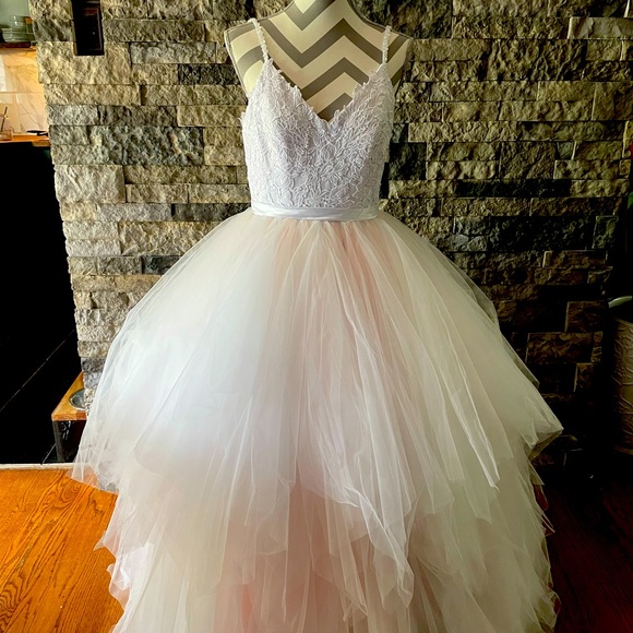 Wedding gown - Picture 1 of 8